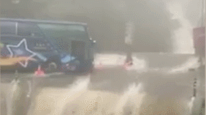 台湾山区暴雨溪水倒灌 大巴车山洪中渡行