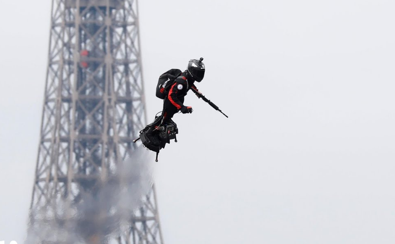 法国举行国庆阅兵式喷气动力悬浮滑板引人注目