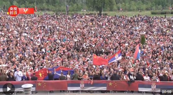 独家视频丨震撼场面！上万名塞尔维亚群众走上街头  热烈欢迎习近平主席到访