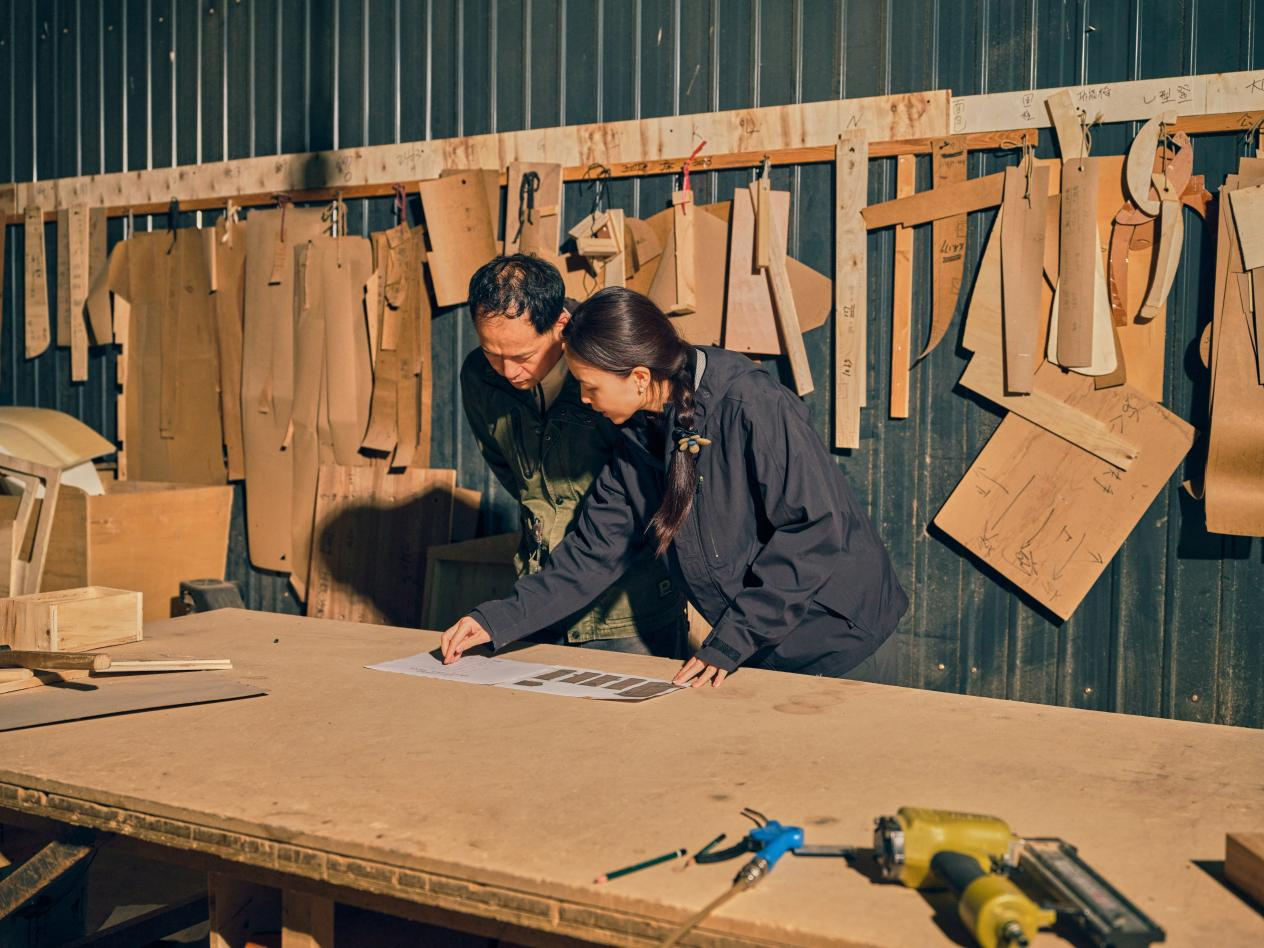 曾晴博士在工廠指導人工巢箱製作，為工人細緻講解人工巢箱設計圖紙。© Rolex/Zhezhou Fu