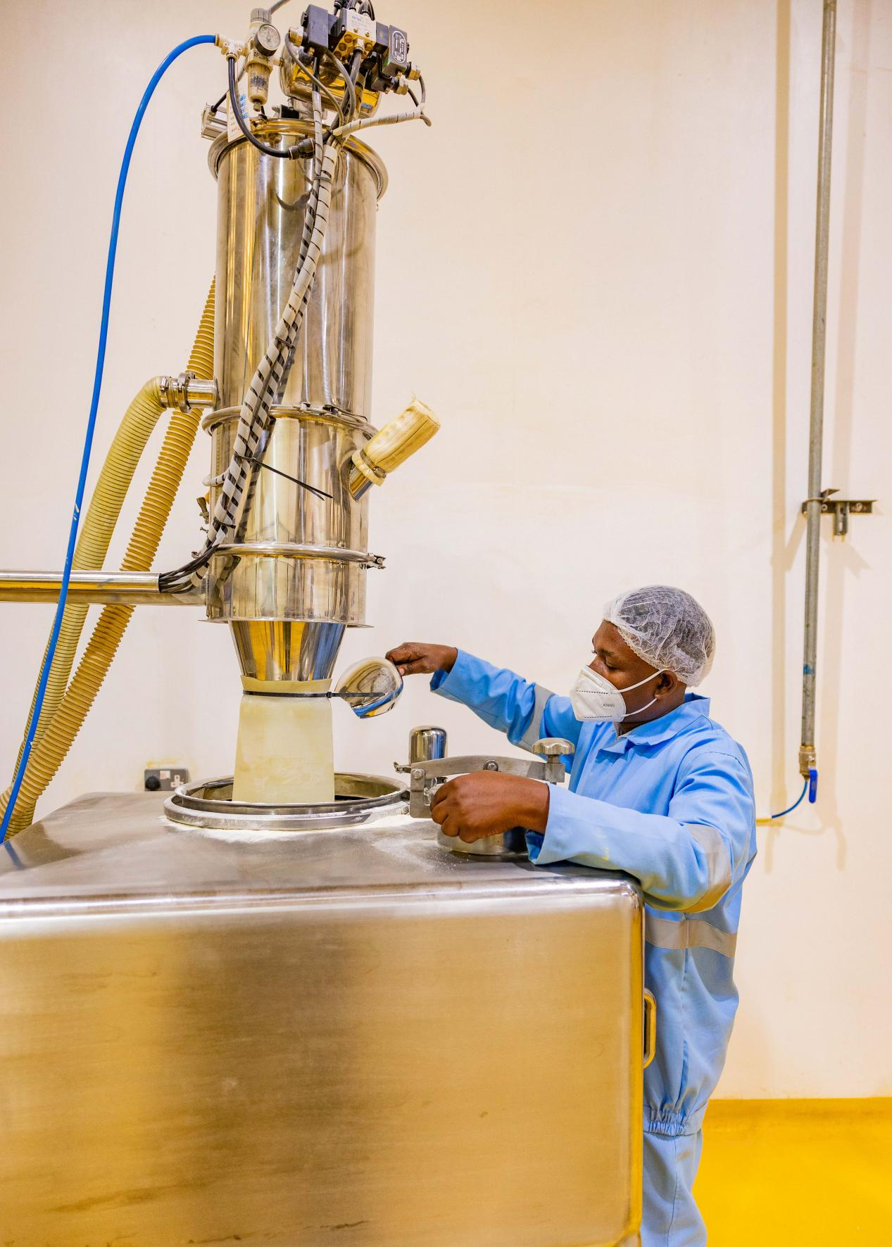 一名工人正在坦桑尼亞達累斯薩拿姆檢查預拌材料。工廠生產的預拌材料，已足夠每年加入到超過36億盤食物。©Rolex/Peter Ndung’u