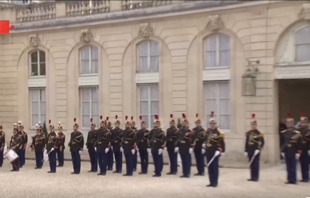 独家视频丨习近平抵达爱丽舍宫 法国总统马克龙热情迎接