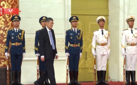 独家视频丨习近平向张卓元颁授“经济研究杰出贡献者”国家荣誉称号奖章_新浪新闻
