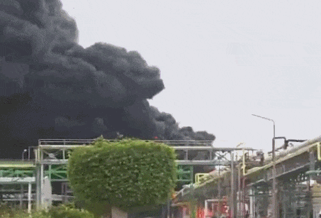 以色列一工业区因导弹袭击起火，空中出现诡异“黑圈”，有“危险物质泄漏”