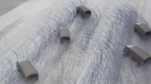 兵哥高难度驾考：花式甩尾 集体漂移