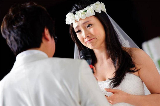 2012年10月,董洁经纪人任佳莺在网上发表声明指责潘粤明"嗜赌","欠债"