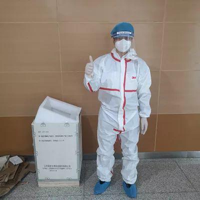  武汉市中心医院后湖院区，安装PCR仪器的工程师。