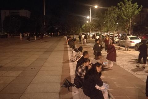云南地震图片:云南通海地震已致8人伤 这张现场的照片屏网络 当地民众在广场避险