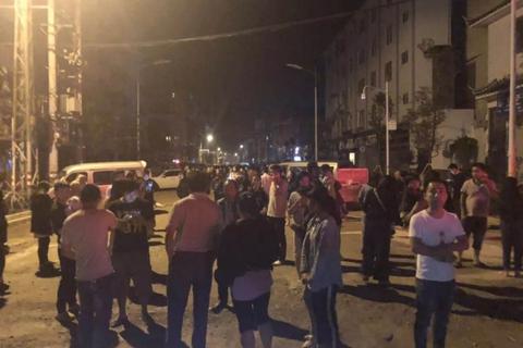 云南地震图片:云南通海地震已致8人伤 这张现场的照片屏网络 图为地震发生后村民在空地上避险