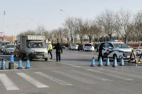 1月6日,石家庄市区进走交通约束,交警在路面疏浚车流。图源:人民视觉
