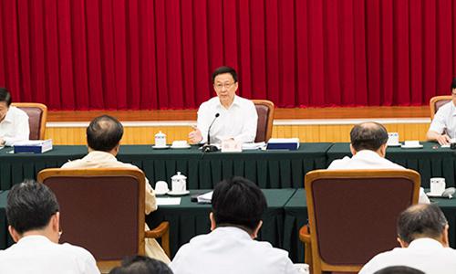 7大常委:为了这一个主题 中央政治局常委7月以来密集调研 7月26日,中央政治局常委、国务院副总理韩正在国家发展改革委调研指导“不忘初心、牢记使命”主题教育,主持召开座谈会,听取国家发展改革委开展主题教育的情况汇报并讲话。 新华社记者 黄敬文 摄