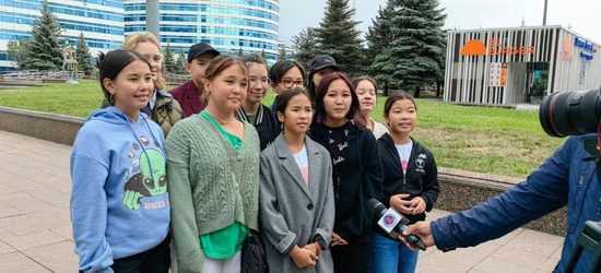 在哈萨克斯坦首都努尔苏丹街头，一群哈萨克斯坦青少年祝福“哈中人民友谊地久天长”。新华社记者 刘恺 摄