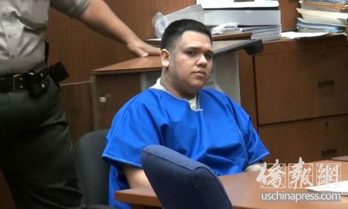 被告奥丘阿扫视旁听席中的上多家媒体记者。（美国《侨报》 高睿摄）