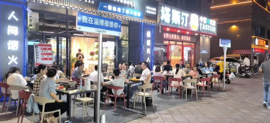 淄博烧烤店老板为劝退游客自刷17个差评 被系统判定为恶意给删了