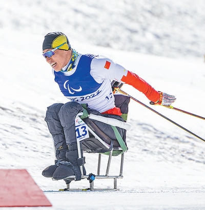 3月6日,中国代表团运动员毛忠武在残奥越野滑雪男子长距离坐姿组比赛