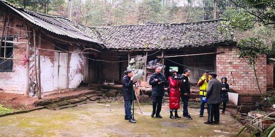 悍匪冯学华的末路逃亡:途中强2人 一路嗜酒如命 冯学华在乐山市市中区白马镇一座旧民房内落网。