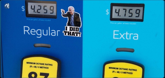 ▲ 弗吉尼亚州阿灵顿的加油站里，美国民众在燃油价格显示屏旁边贴上了一句标语，“拜登：我做到了！”