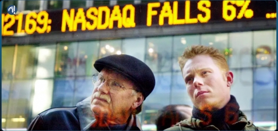 ▲ 2000年美国纽约时代广场上查看暴跌的股市指数的美国人