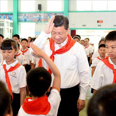 2014年5月30日上午，习近平来到北京市海淀区民族小学，参加庆祝“六一”国际儿童节活动。这是习近平参加少先队入队仪式。新华社记者 李涛摄