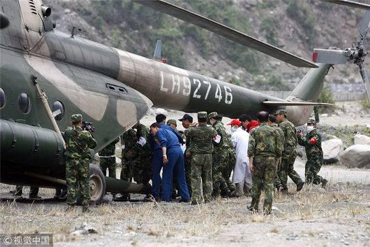 2008年5月20日,马元江被送上直升飞机送往成都接受治疗.图据视觉中国