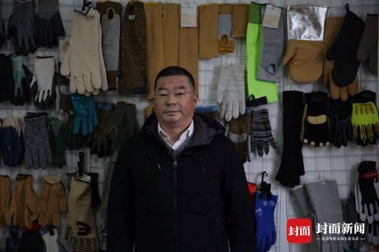 2018年12月底，在江苏无锡见到陆勇时，他正和厂里员工讨论工作。