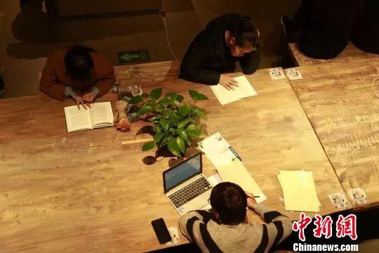 图为民众在书店体验式涉猎。 马铭言 摄