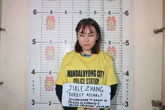 上周六因在菲律宾地铁站向一名当地警员泼豆花而被捕的中国女子张佳乐