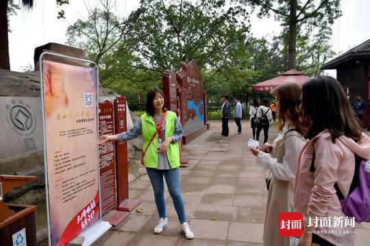 游客现场参与大佛守护人招募