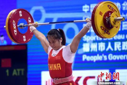 2019年举重世界杯，邓薇在女子64公斤级决赛，抓举、挺举、总成绩均打破世界纪录。张斌　摄