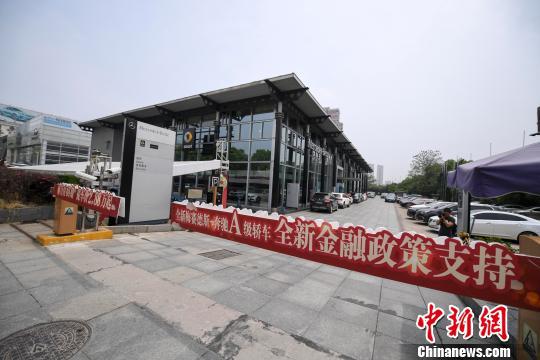 长沙一奔驰4S店贷款服务费又引热议 否认上涨