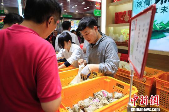 市民在上海食品一店购买粽子。　殷立勤　摄