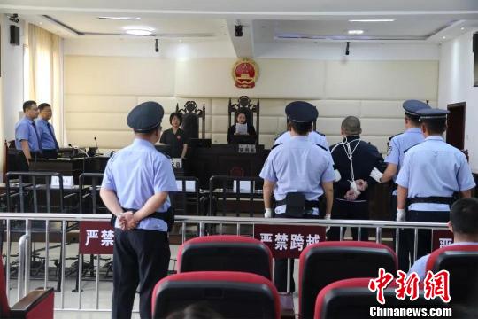 图为法院向郭成林宣读执行死刑命令。法院供图