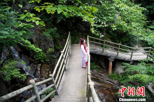 图为翟传鸣文中经常出现的鲁山天龙池景区，他认为这里有着“天龙八部”的影子。　董飞 摄