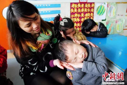 图为幼儿园老师正在教儿童学“睡觉”。李建平 摄