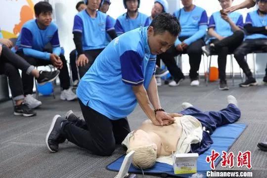 天津外卖骑手接受急救技能培训。钟欣 摄
