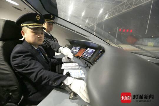 成贵高铁首发司机揭秘：一公里要爬升“10层楼”