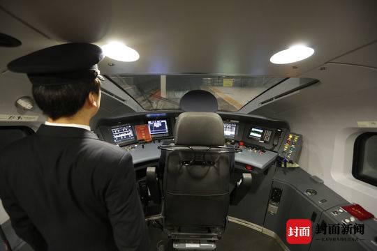 成贵高铁首发司机揭秘：一公里要爬升“10层楼”