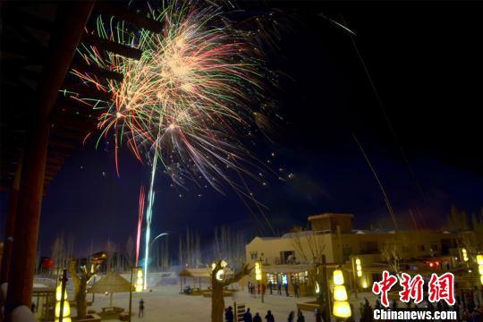  资料图：敦煌月牙泉小镇举行了庆元旦大漠篝火晚会。 王斌银 摄