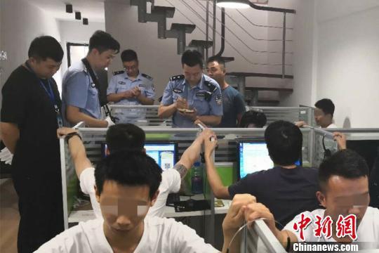 资料图：2018年7月，武汉警方破获特大网络诈骗案。图为抓捕现场 刘万鹏 摄
