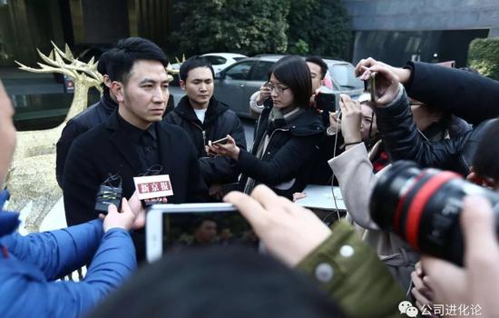 纵火案发后,受害人家属林生斌接受媒体采访