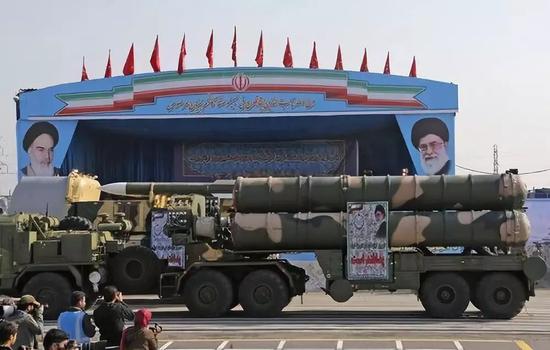 4月18日，在伊朗首都德黑兰，导弹方队在阅兵式上接受检阅。 新华社/法新