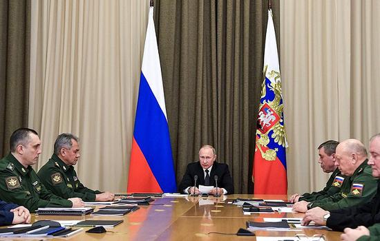 当地时间周一（19日），普京参与国防部高级官员会议（图源：塔斯社）
