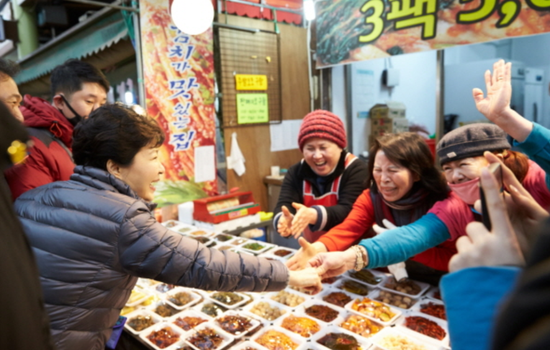2016年春节前，朴槿惠视察传统市场，与小贩交谈。