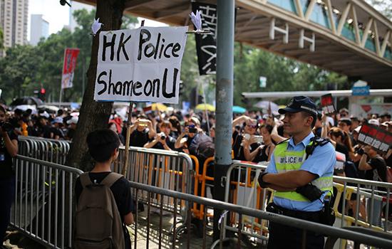香港警察和小孩（环球时报记者实拍）