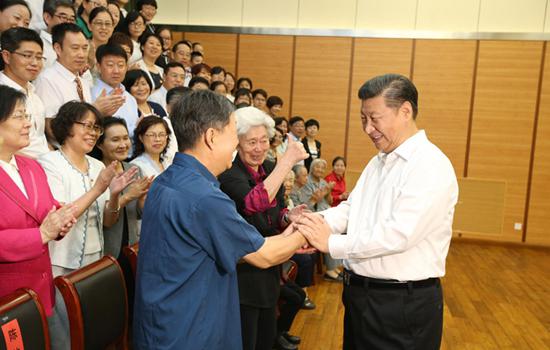 2016年9月9日,习近平看望慰问北京市和八一学校的教师学生代表。新华社记者 姚大伟摄