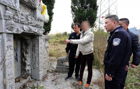 网红直播污损坟墓被拘5天:以打赌形式墓碑上写字