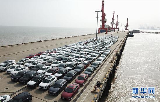 在位于上海临港的上海南港码头，新出厂的汽车等待装船转运（2019年6月27日摄，无人机照片）。新华社记者 方喆摄