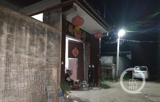 ▲8月17日晚9时许,正在发生火灾和命案的宋大有家,有民警在值守。图片来源/上游新闻记者 沈度