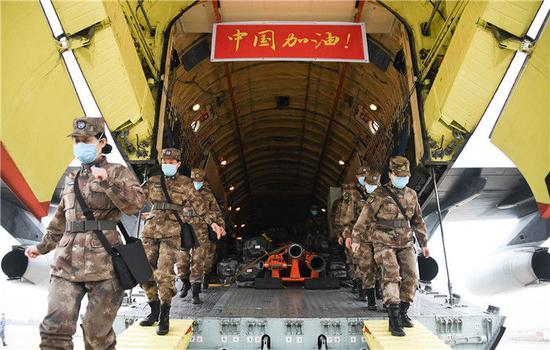 2月2日，空军出动8架大型运输机空运军队支援湖北医疗队抵达武汉天河机场。新华社记者 程敏 摄