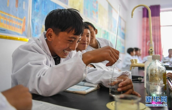 西藏昌都市芒康县盐井中学学生在上化学课（2019年6月6日摄）。新华社记者 晋美多吉 摄